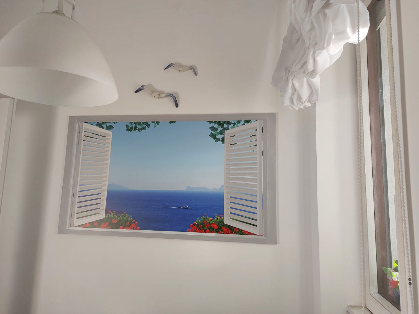 Finestra bianca con ante aperte sul mare blu - SCG-F629
