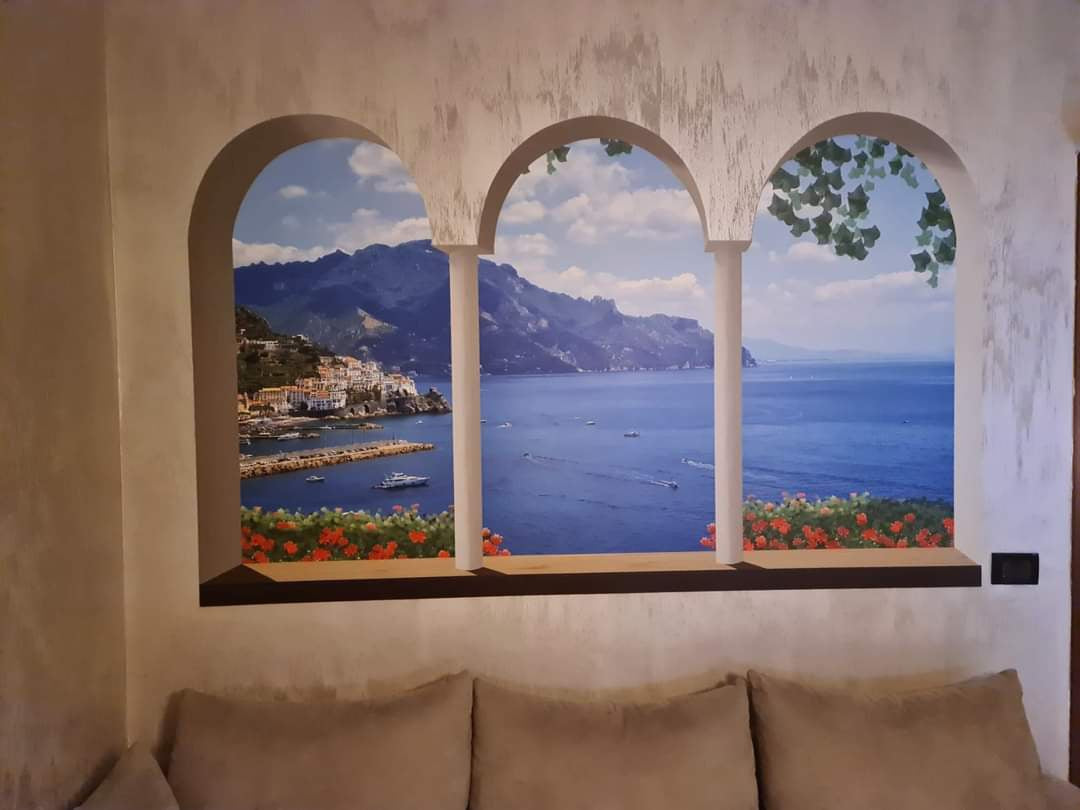 Finestra ad archi con fiori su Amalfi - F570