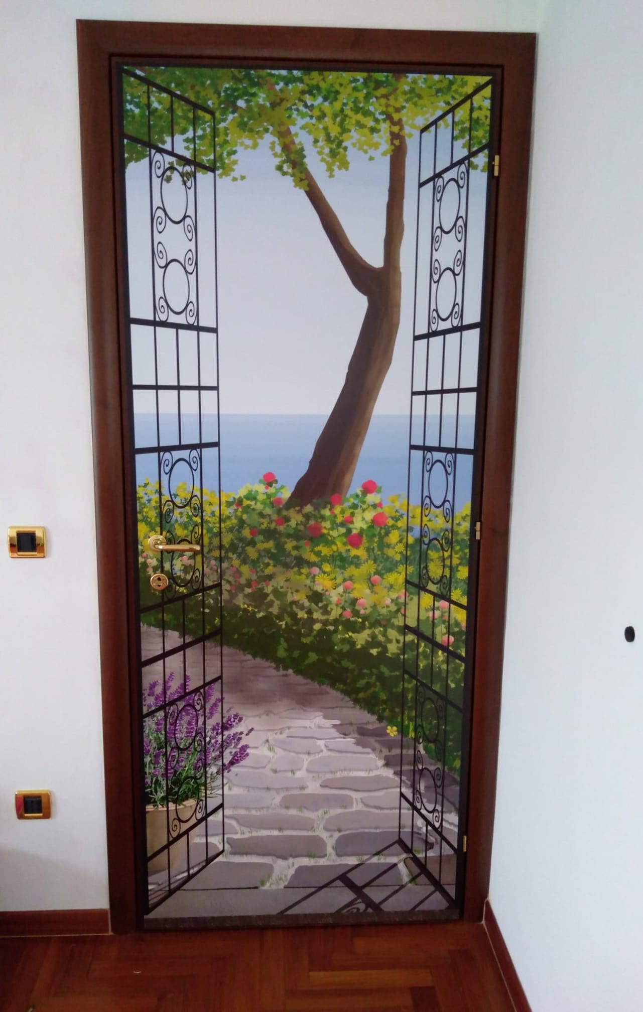Porta con ante in ferro sul viale - NG-P230