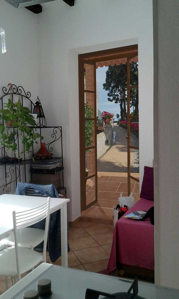 Porta sul porticato e viale fiorito - P89