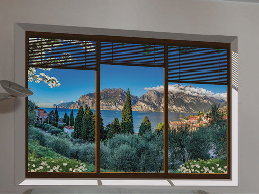 Vetrata su lago e monti con fiori bianchi  - WS-VETR-146